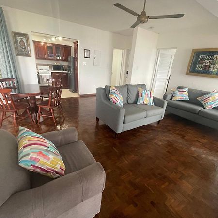 אוצ'ו ריוס Oceanbreeze Jamaica Penthouse, 7-Minute Walk To Beach מראה חיצוני תמונה