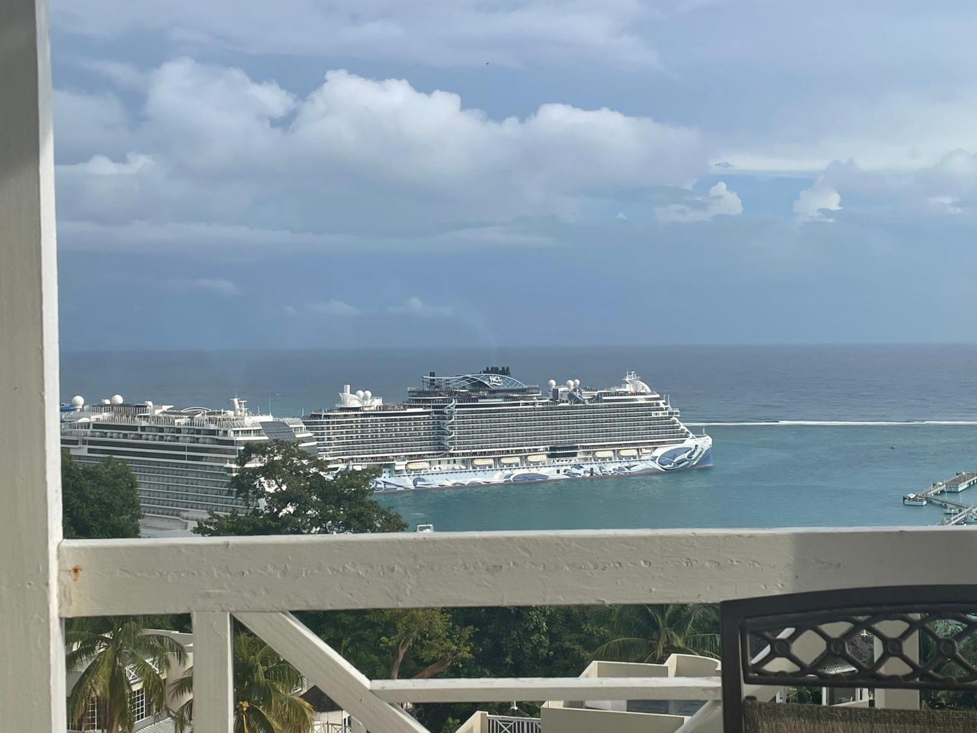 אוצ'ו ריוס Oceanbreeze Jamaica Penthouse, 7-Minute Walk To Beach מראה חיצוני תמונה