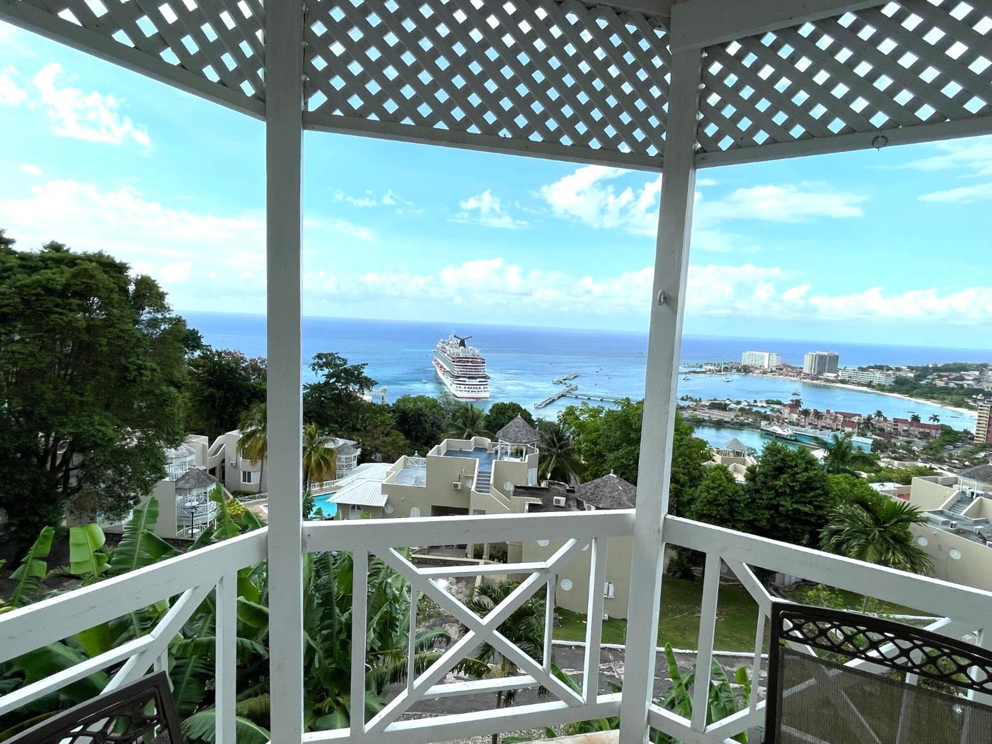 אוצ'ו ריוס Oceanbreeze Jamaica Penthouse, 7-Minute Walk To Beach מראה חיצוני תמונה