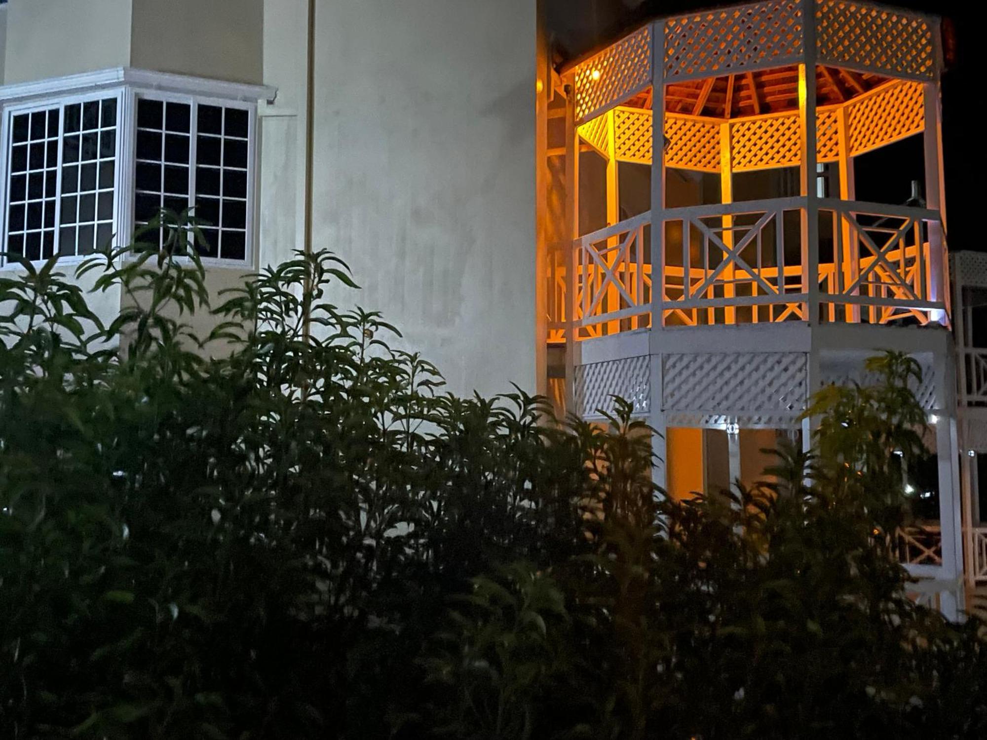 אוצ'ו ריוס Oceanbreeze Jamaica Penthouse, 7-Minute Walk To Beach מראה חיצוני תמונה