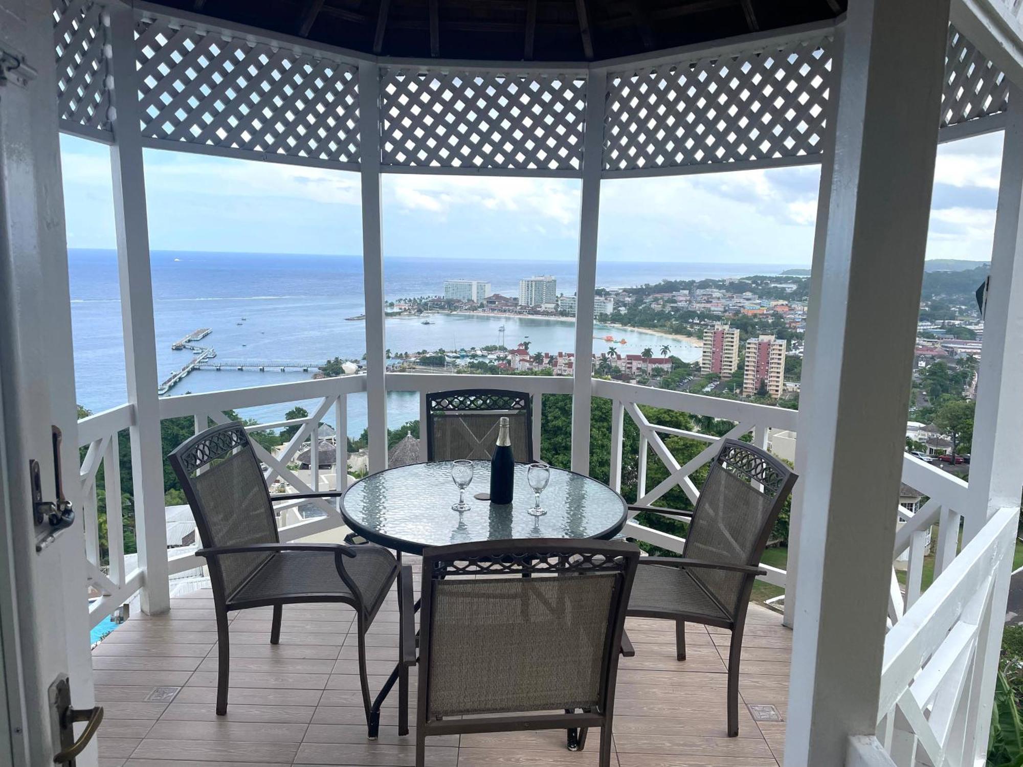 אוצ'ו ריוס Oceanbreeze Jamaica Penthouse, 7-Minute Walk To Beach מראה חיצוני תמונה