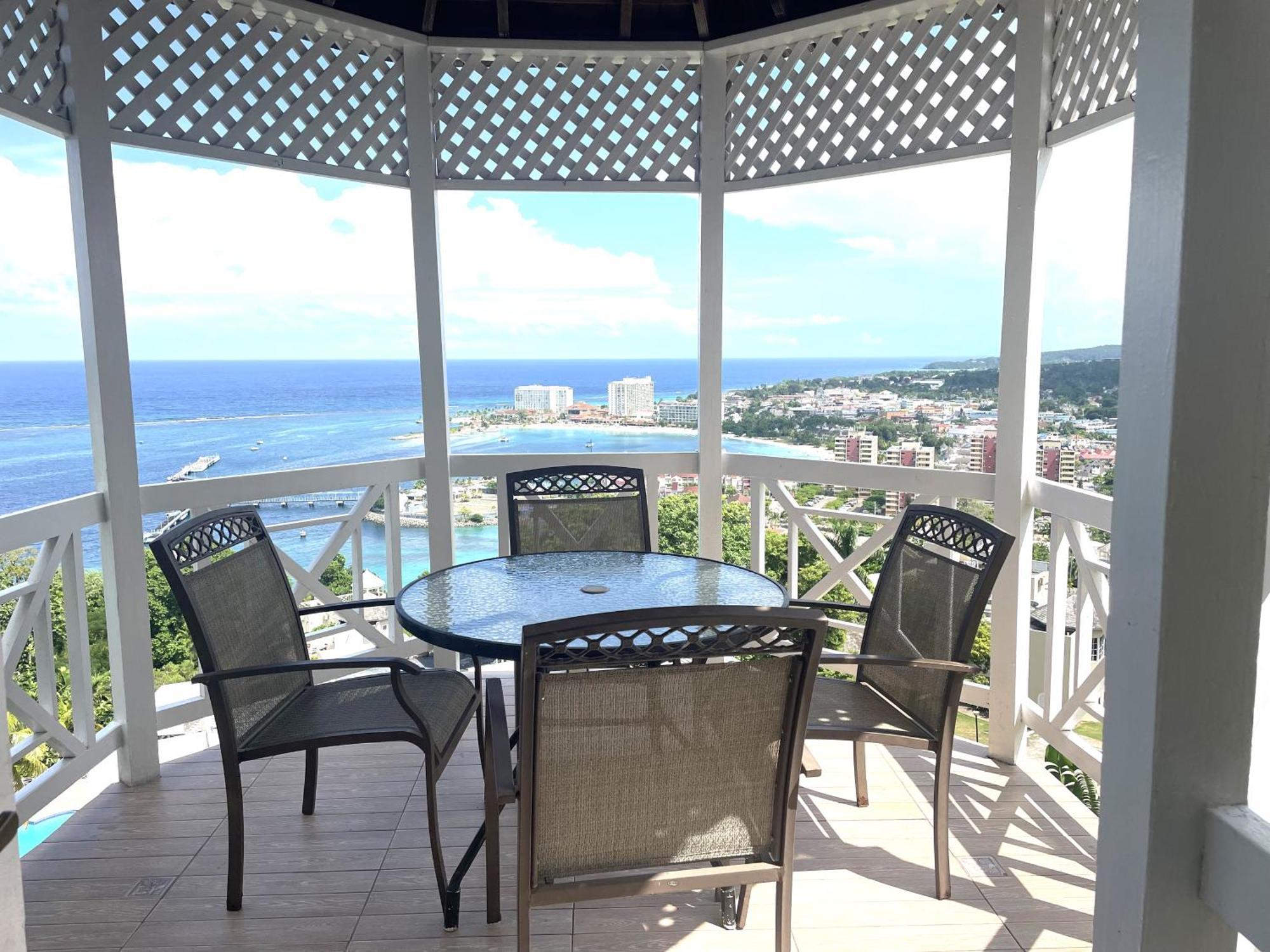 אוצ'ו ריוס Oceanbreeze Jamaica Penthouse, 7-Minute Walk To Beach מראה חיצוני תמונה