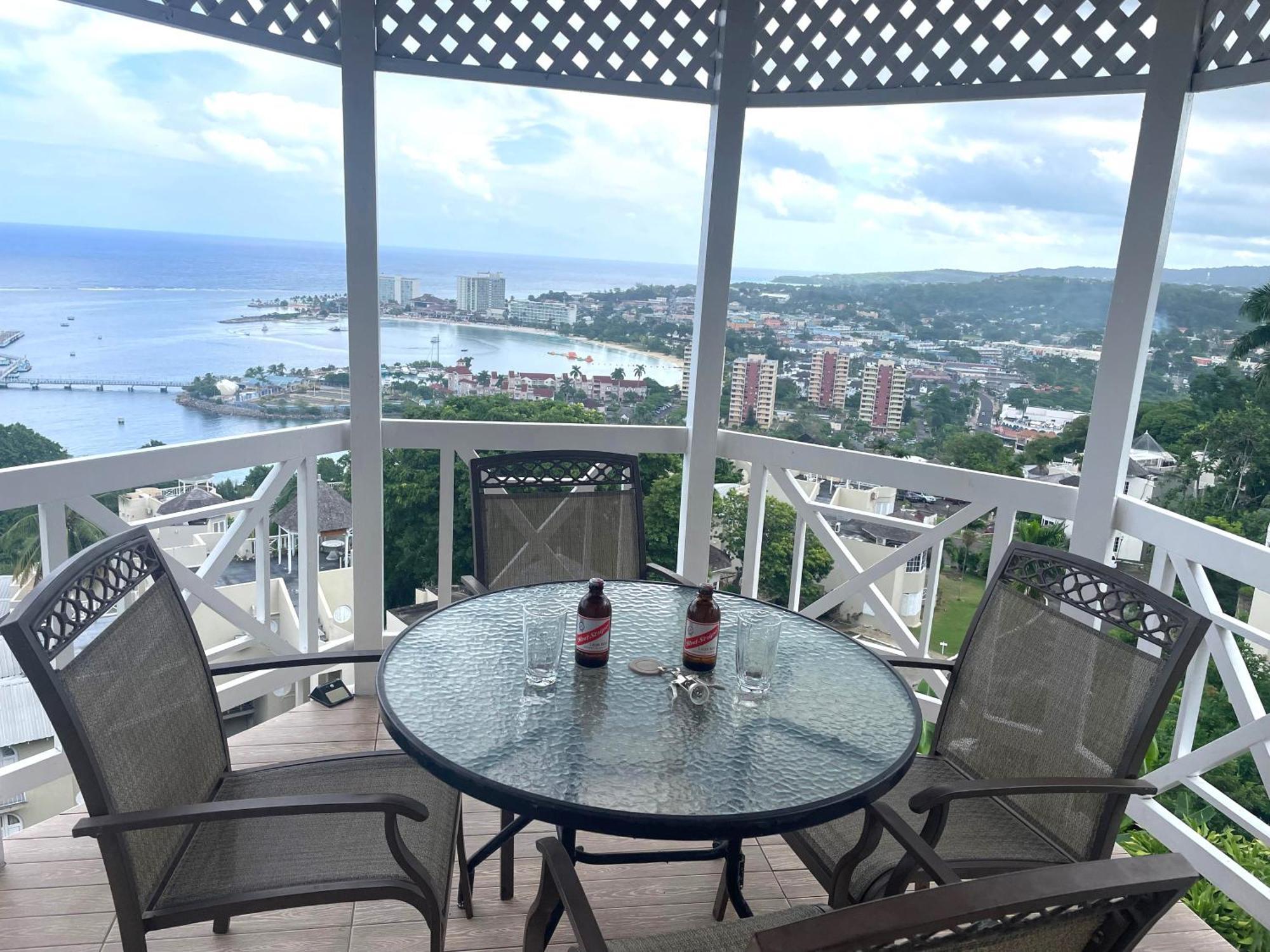 אוצ'ו ריוס Oceanbreeze Jamaica Penthouse, 7-Minute Walk To Beach מראה חיצוני תמונה