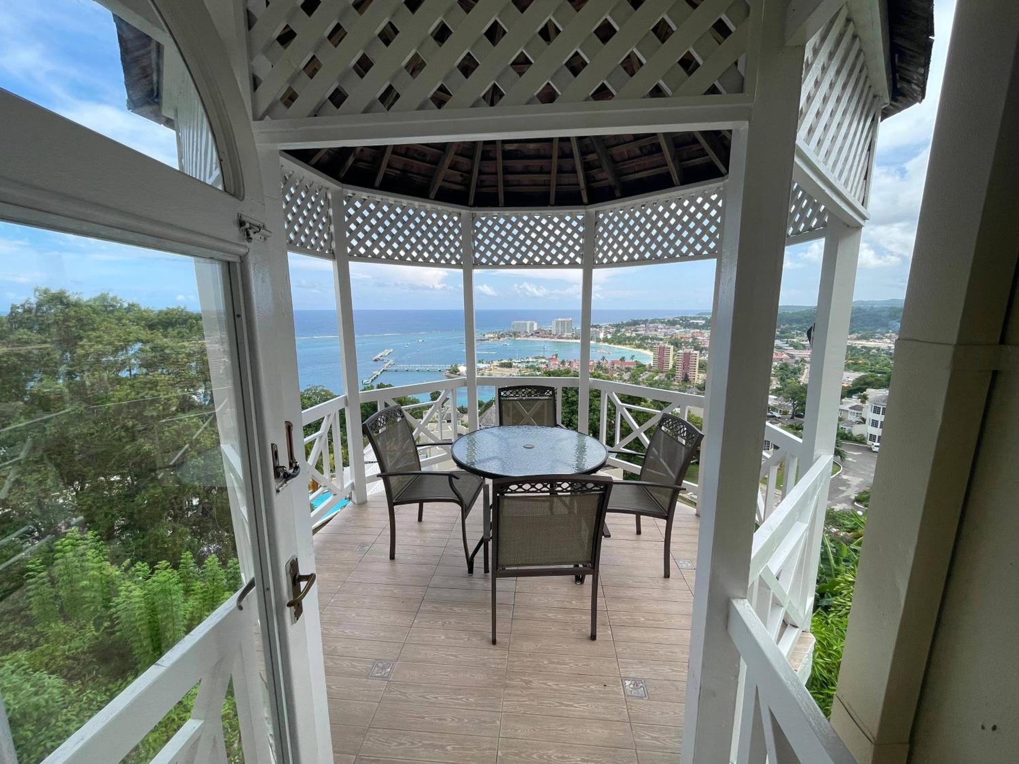 אוצ'ו ריוס Oceanbreeze Jamaica Penthouse, 7-Minute Walk To Beach מראה חיצוני תמונה