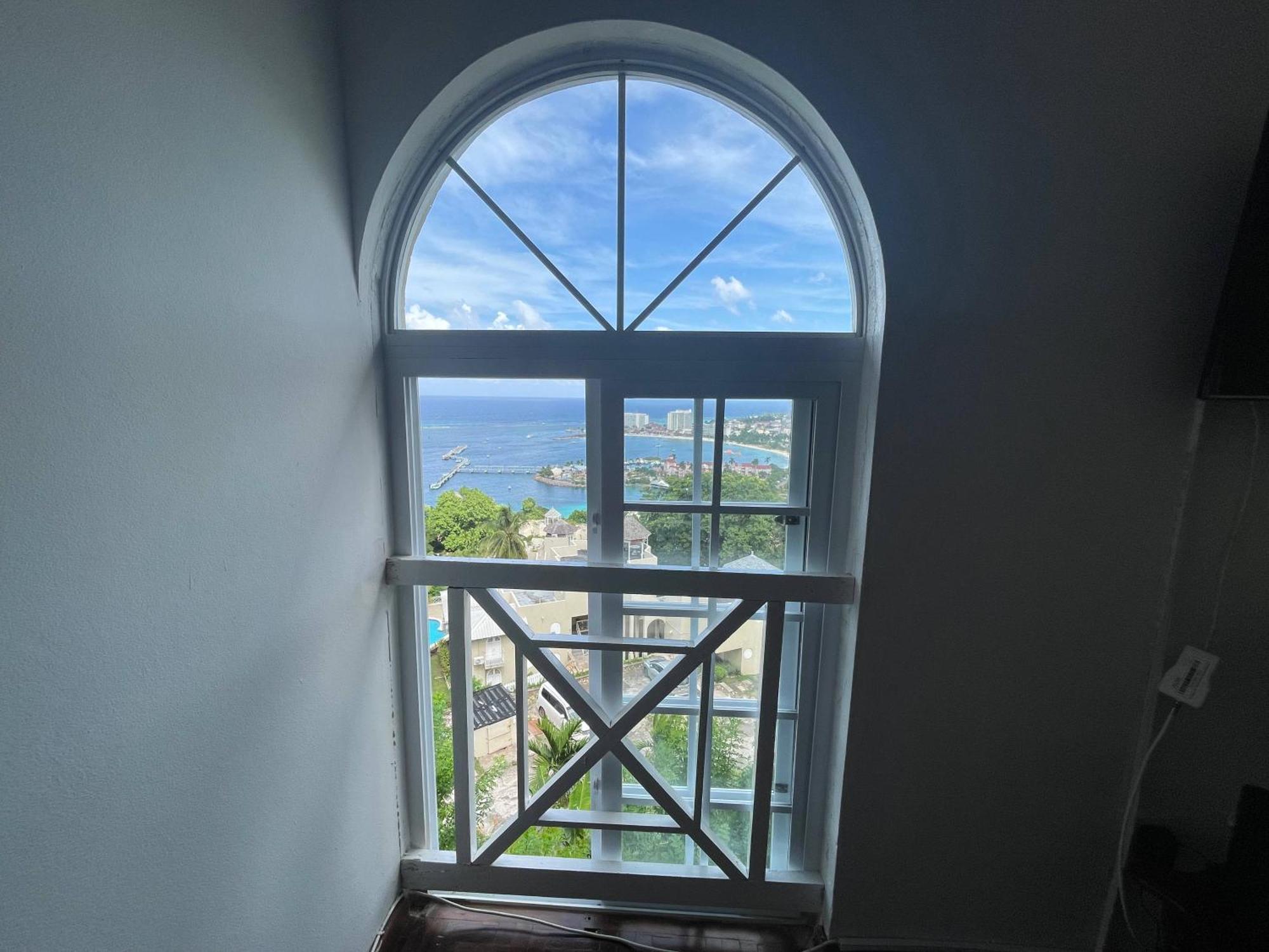 אוצ'ו ריוס Oceanbreeze Jamaica Penthouse, 7-Minute Walk To Beach מראה חיצוני תמונה