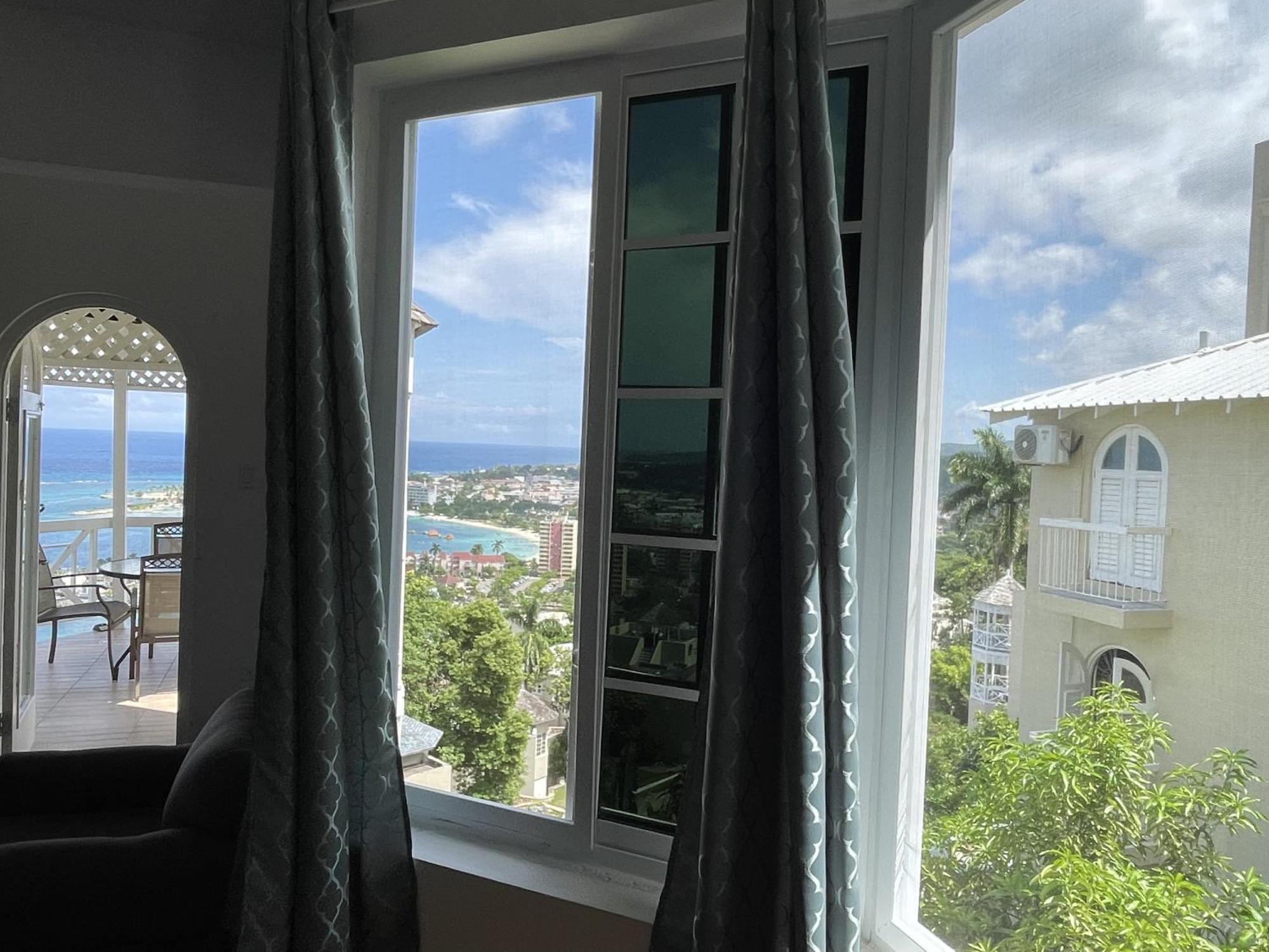 אוצ'ו ריוס Oceanbreeze Jamaica Penthouse, 7-Minute Walk To Beach מראה חיצוני תמונה