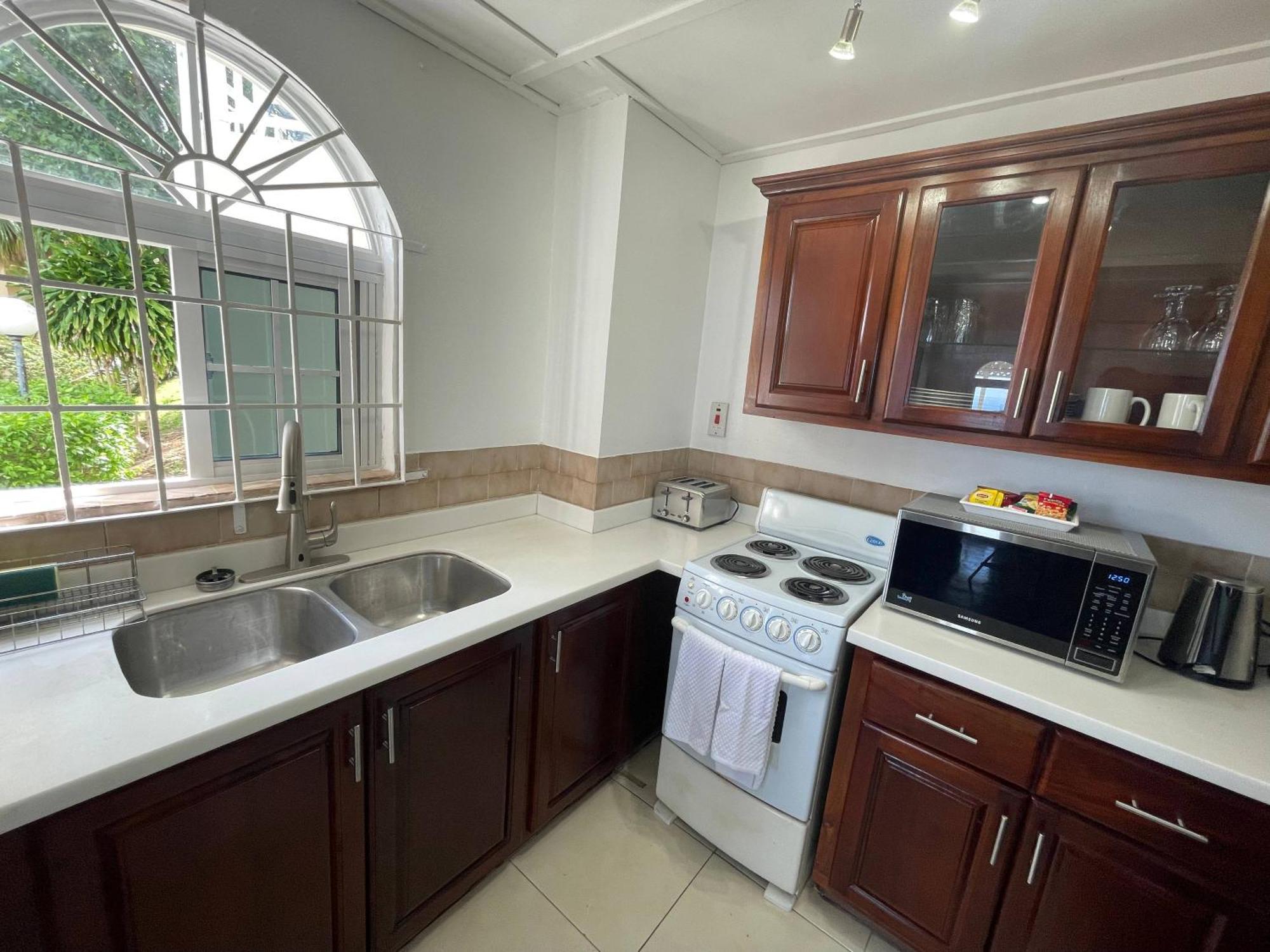 אוצ'ו ריוס Oceanbreeze Jamaica Penthouse, 7-Minute Walk To Beach מראה חיצוני תמונה