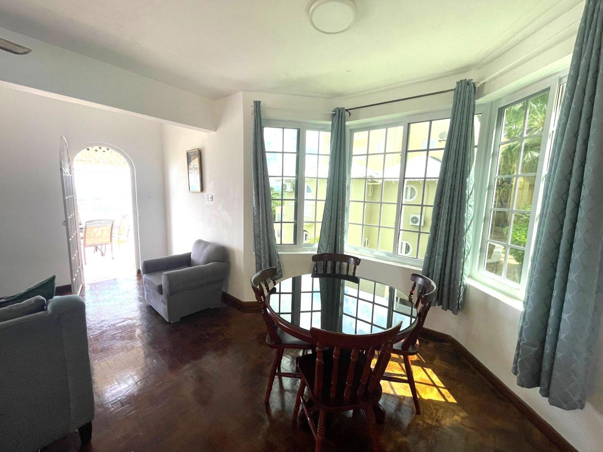 אוצ'ו ריוס Oceanbreeze Jamaica Penthouse, 7-Minute Walk To Beach מראה חיצוני תמונה