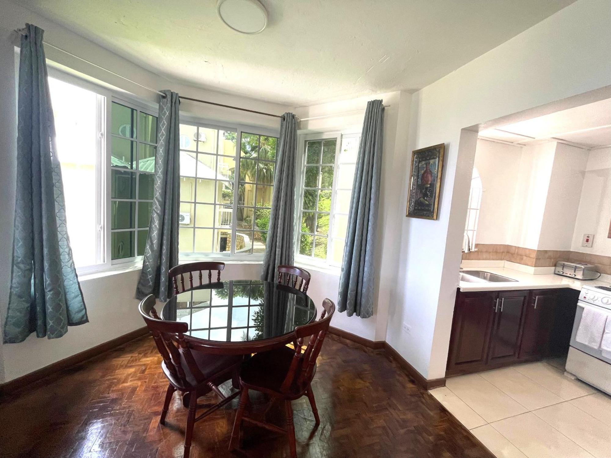 אוצ'ו ריוס Oceanbreeze Jamaica Penthouse, 7-Minute Walk To Beach מראה חיצוני תמונה
