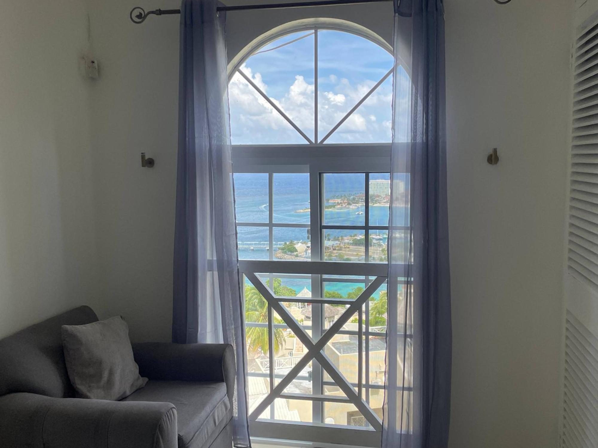 אוצ'ו ריוס Oceanbreeze Jamaica Penthouse, 7-Minute Walk To Beach מראה חיצוני תמונה