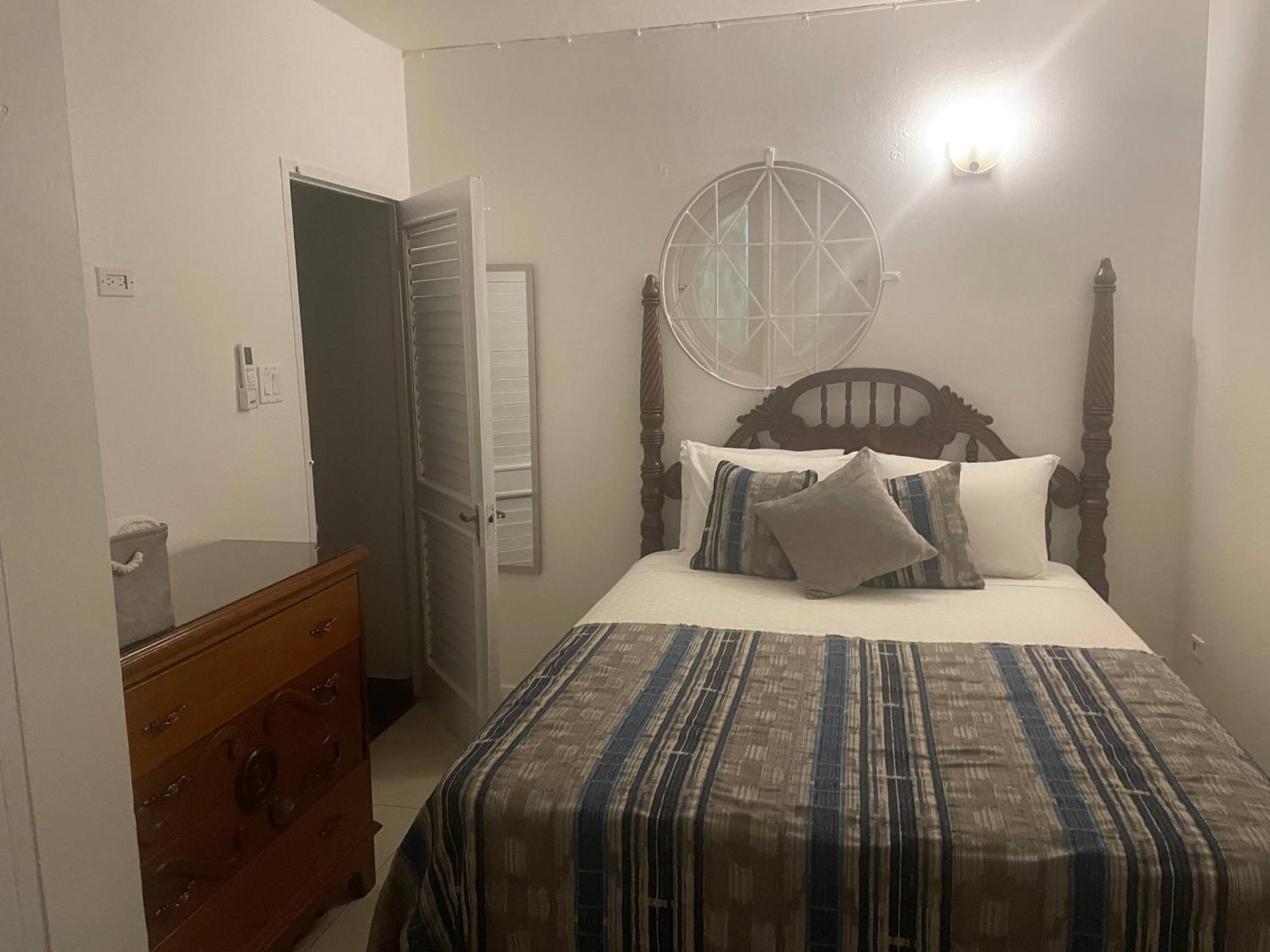 אוצ'ו ריוס Oceanbreeze Jamaica Penthouse, 7-Minute Walk To Beach מראה חיצוני תמונה