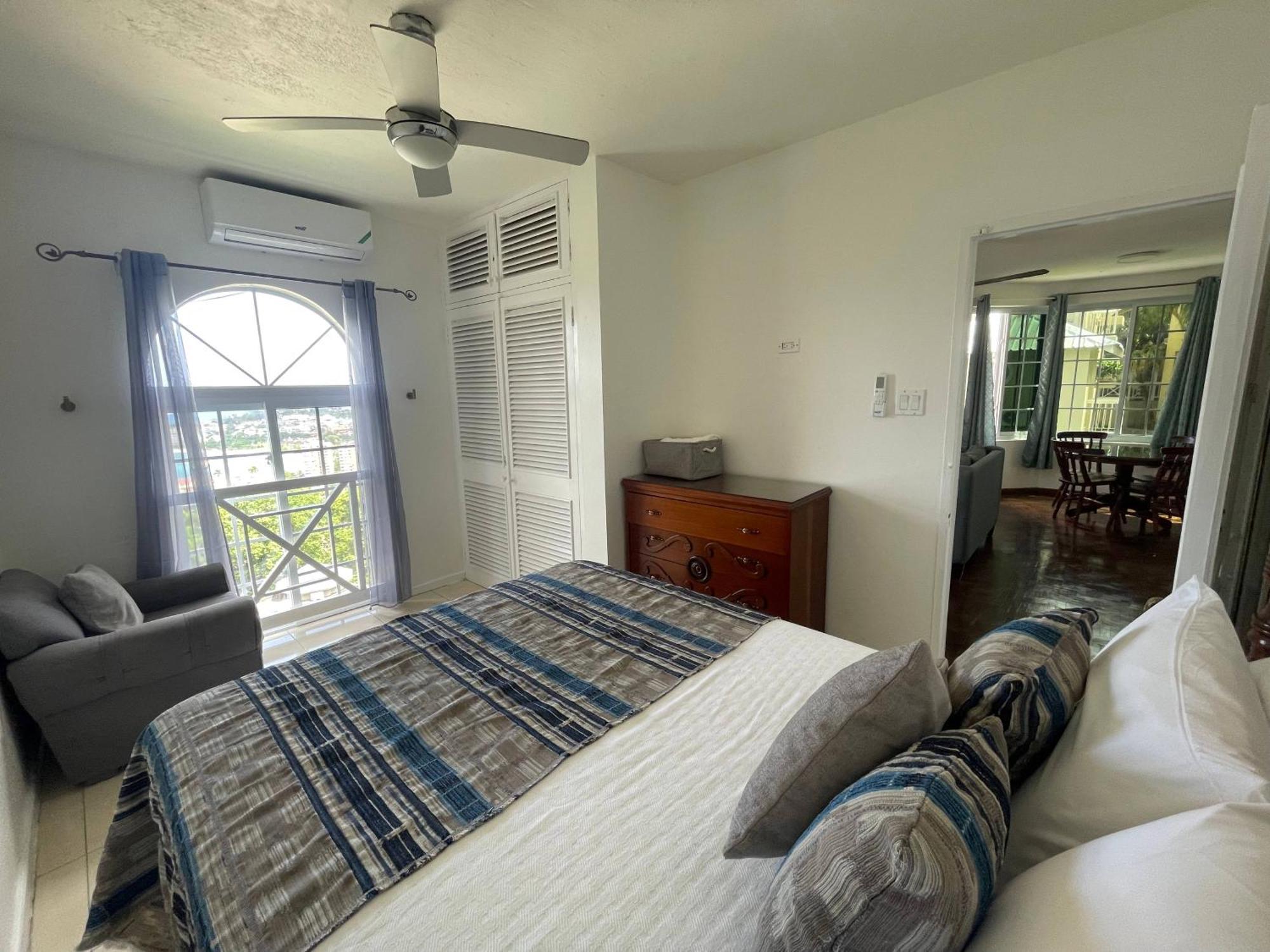 אוצ'ו ריוס Oceanbreeze Jamaica Penthouse, 7-Minute Walk To Beach מראה חיצוני תמונה