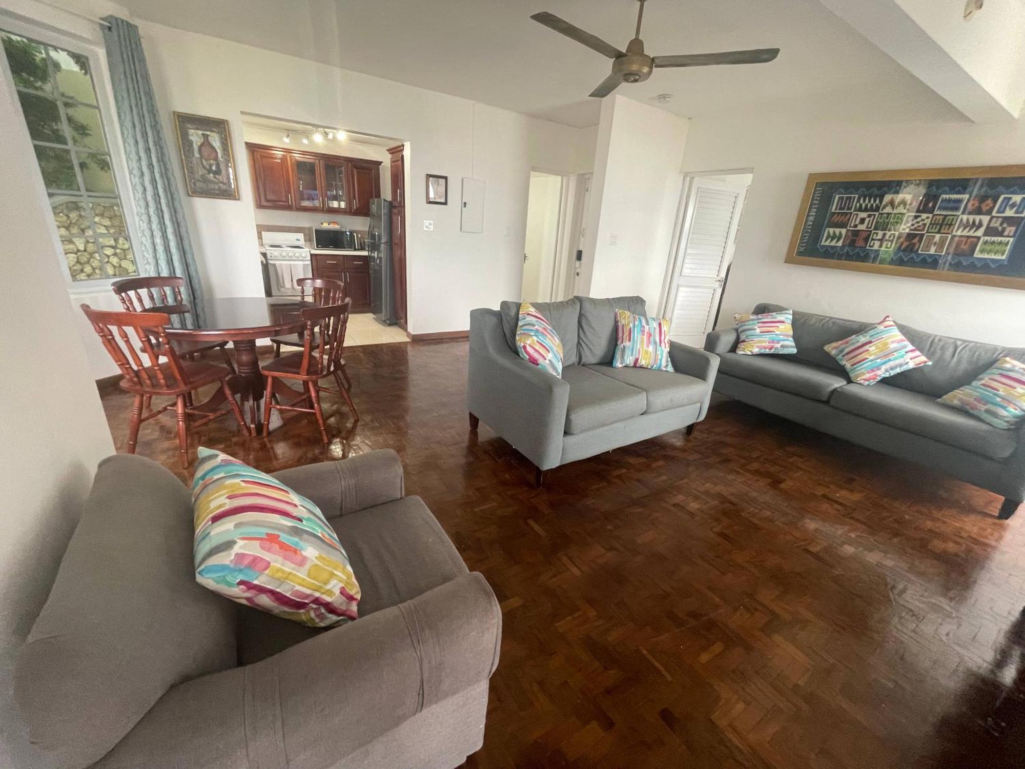 אוצ'ו ריוס Oceanbreeze Jamaica Penthouse, 7-Minute Walk To Beach מראה חיצוני תמונה