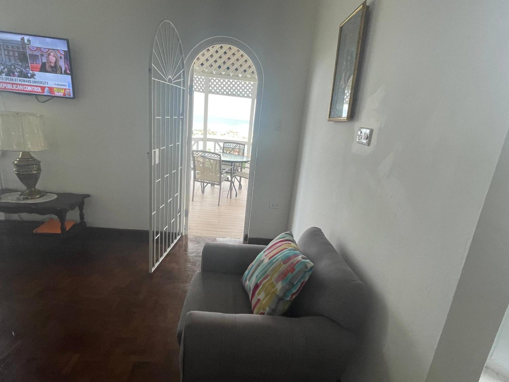 אוצ'ו ריוס Oceanbreeze Jamaica Penthouse, 7-Minute Walk To Beach מראה חיצוני תמונה